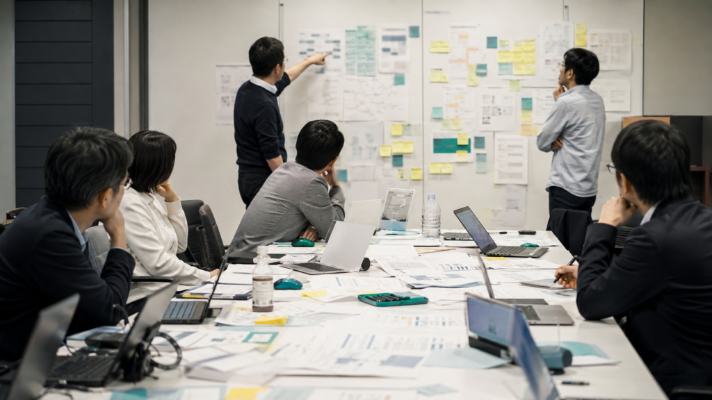 複数部門の参加者がデジタル変革の課題を議論しているワークショップ風景