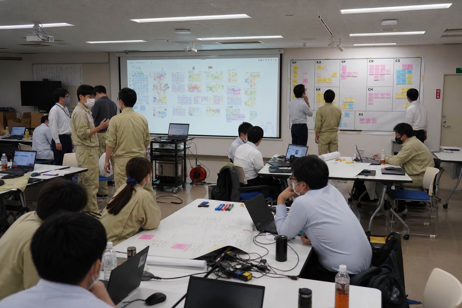 現場で複数チームが並行してワークショップを進めている様子